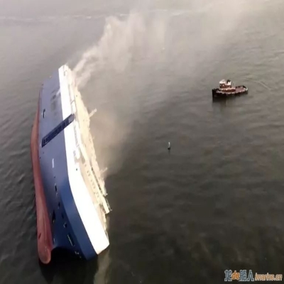 突發(fā)！載四千輛汽車滾裝船傾覆！船體仍在傾斜中